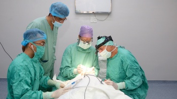 phau thuat mien phi cho tre mac di tat khe ho moi vom mieng