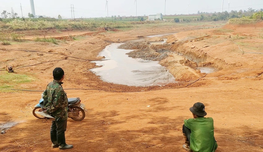 undefined Người dân bất lực nhìn hồ Bàu Nai cạn khô