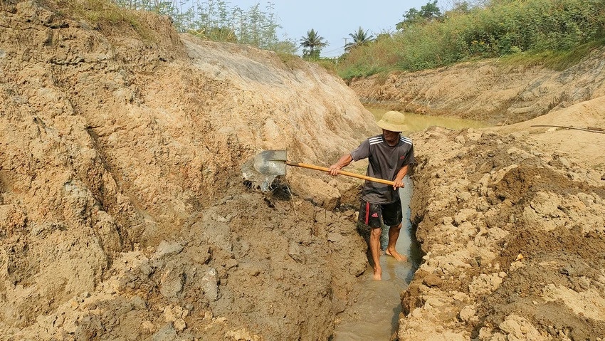 undefined Ngay giữa lòng hồ Tây Hồ (xã Bàu Cạn), người dân khoét mương, đào rãnh tìm nước mùa khô.