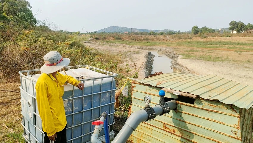 undefined Anh Nguyễn Thanh Vũ bơm nước tưới cây từ hồ Tây Hồ (xã Bàu Cạn, huyện Chư Prông, Gia Lai)