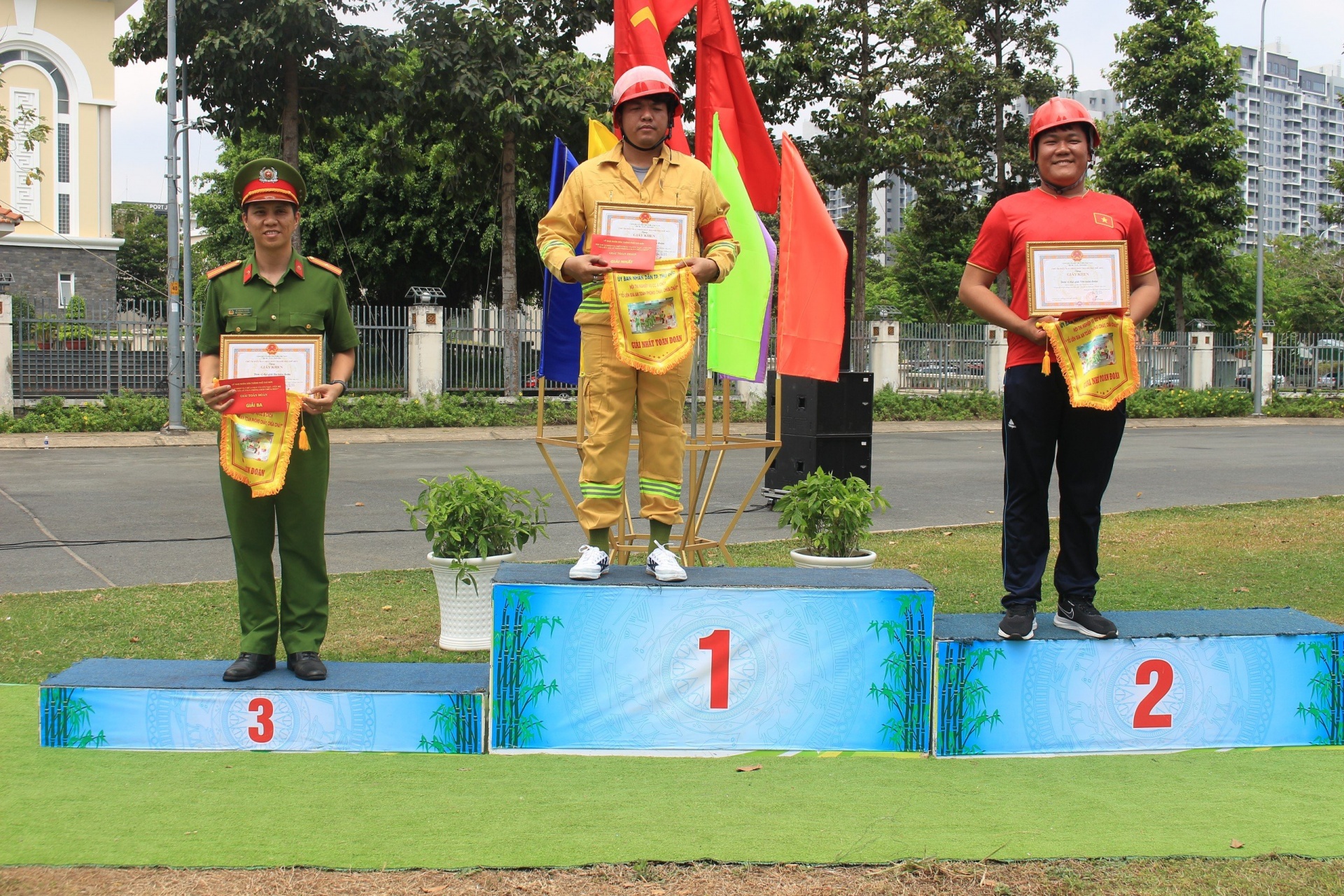 Các đội đạt giải trong nội dung thi lý thuyết và thực hành.