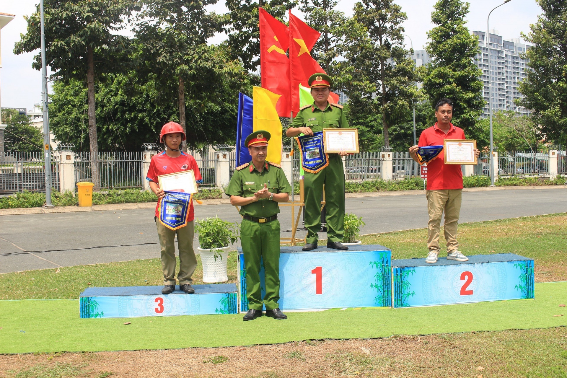 Các đội đạt giải trong nội dung thi lý thuyết và thực hành.