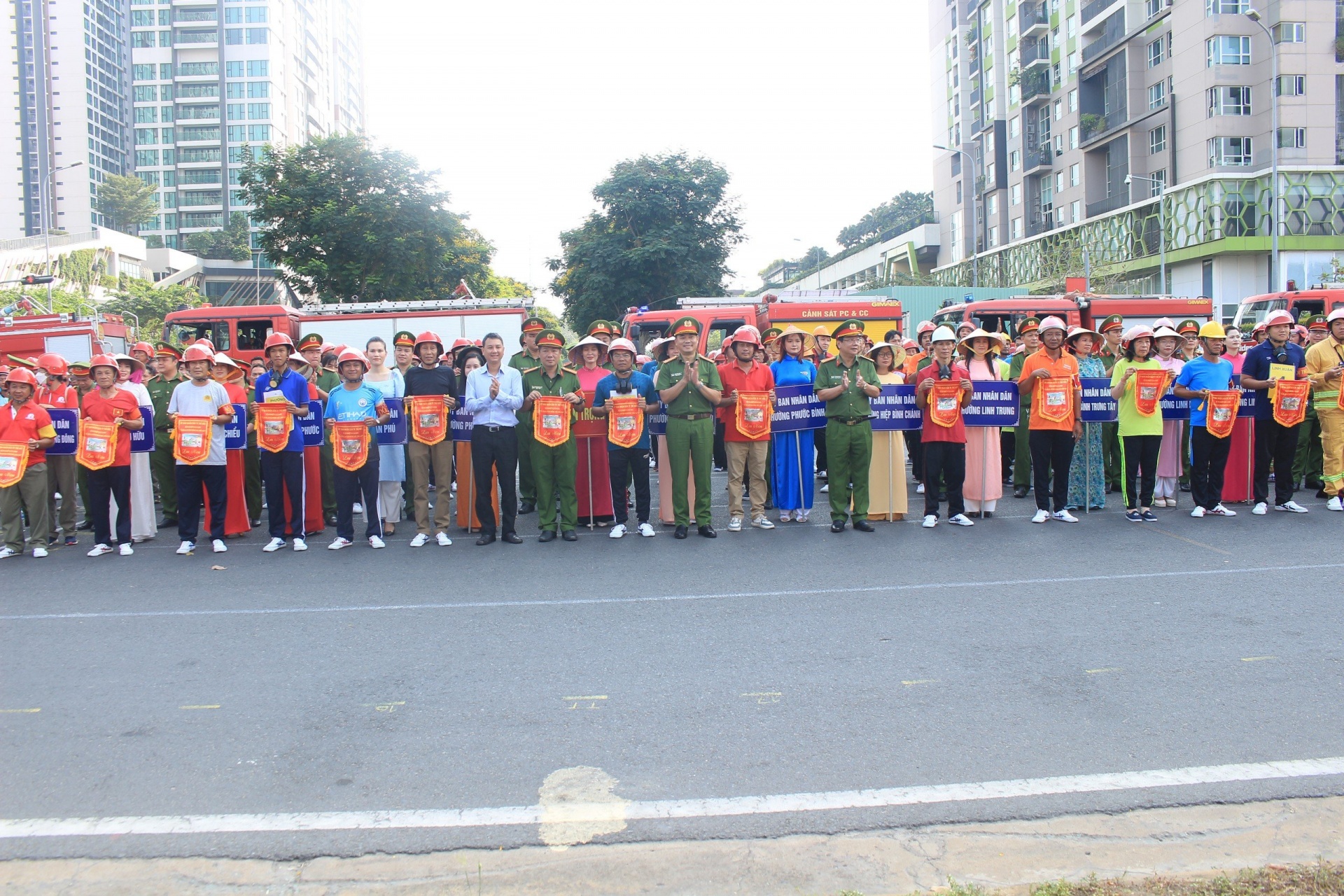 Ban tổ chức trao cờ lưu niệm cho các đội tham gia thi.