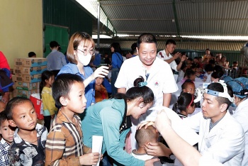 benh vien viet nam cu ba kham suc khoe mien phi cho hon 500 hoc sinh o dien bien dong