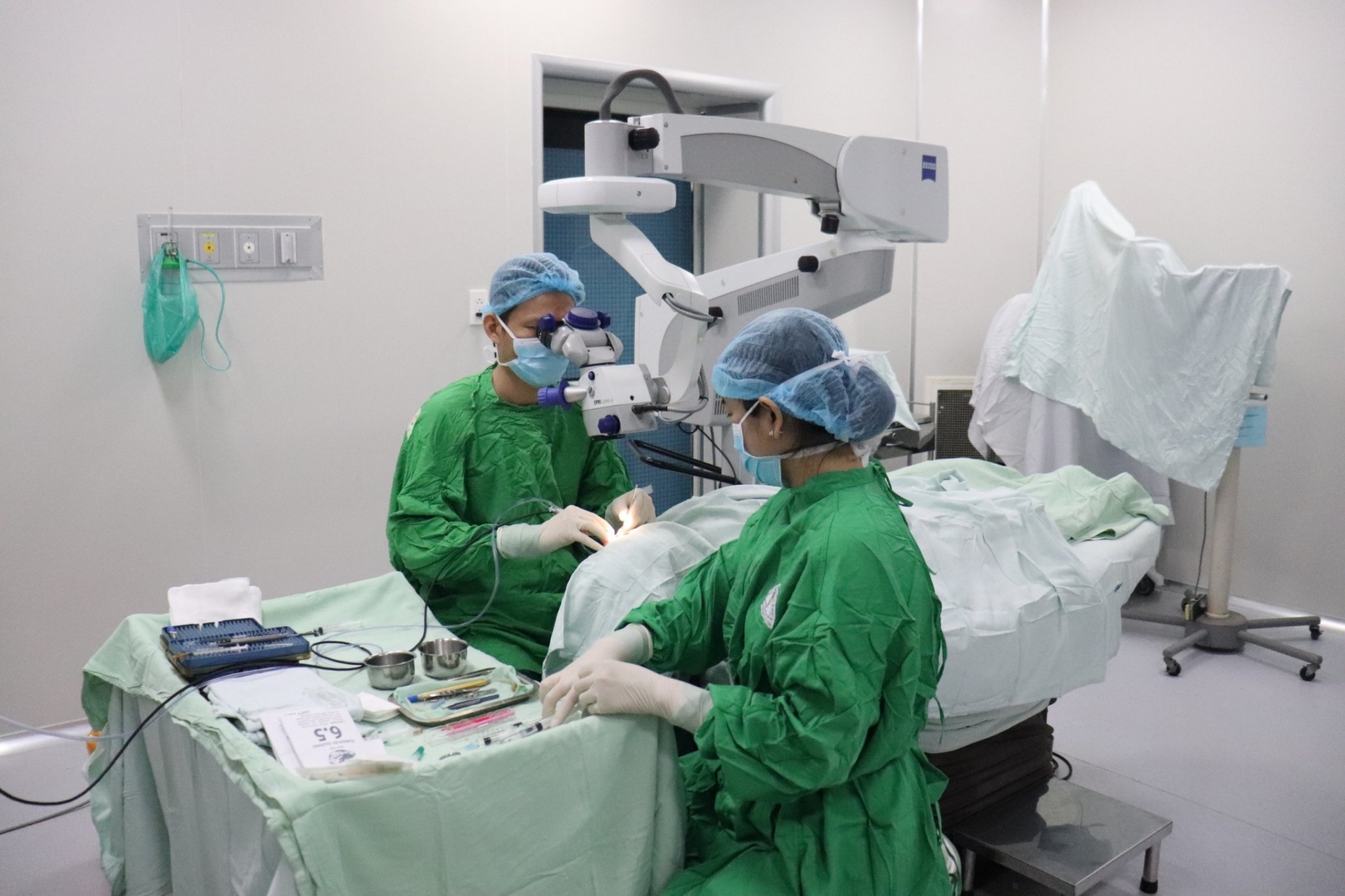 Bác sĩ Huỳnh Hữu Nguyên - người đem lại ánh sáng cho hàng nghìn người