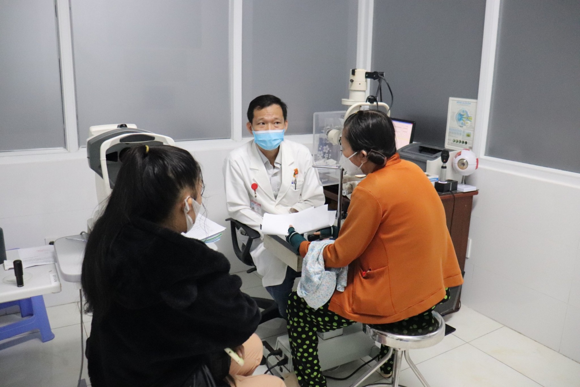 Bác sĩ Huỳnh Hữu Nguyên - người đem lại ánh sáng cho hàng nghìn người