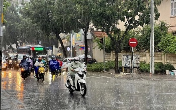 nguoi dan tp ho chi minh sap don con mua vang giai nhiet