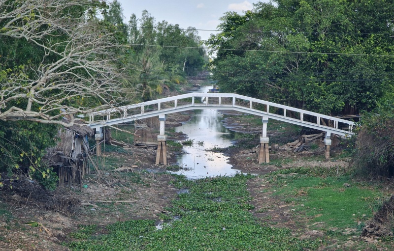 Kênh, rạch trên địa bàn huyện Trần Văn Thời đã khô kiệt. Kênh, rạch trên địa bàn huyện Trần Văn Thời đã khô kiệt.