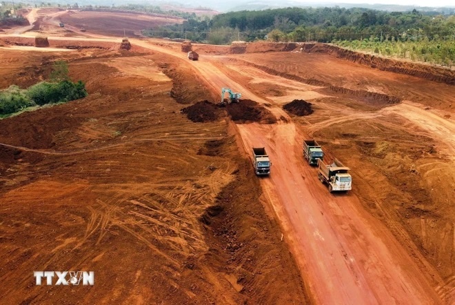 Khai thác quặng bauxite phục vụ chế biến alumin tại Công ty Nhôm Đắk Nông. (Ảnh: Hưng Thịnh/TTXVN) Khai thác quặng bauxite phục vụ chế biến alumin tại Công ty Nhôm Đắk Nông. (Ảnh: Hưng Thịnh/TTXVN)
