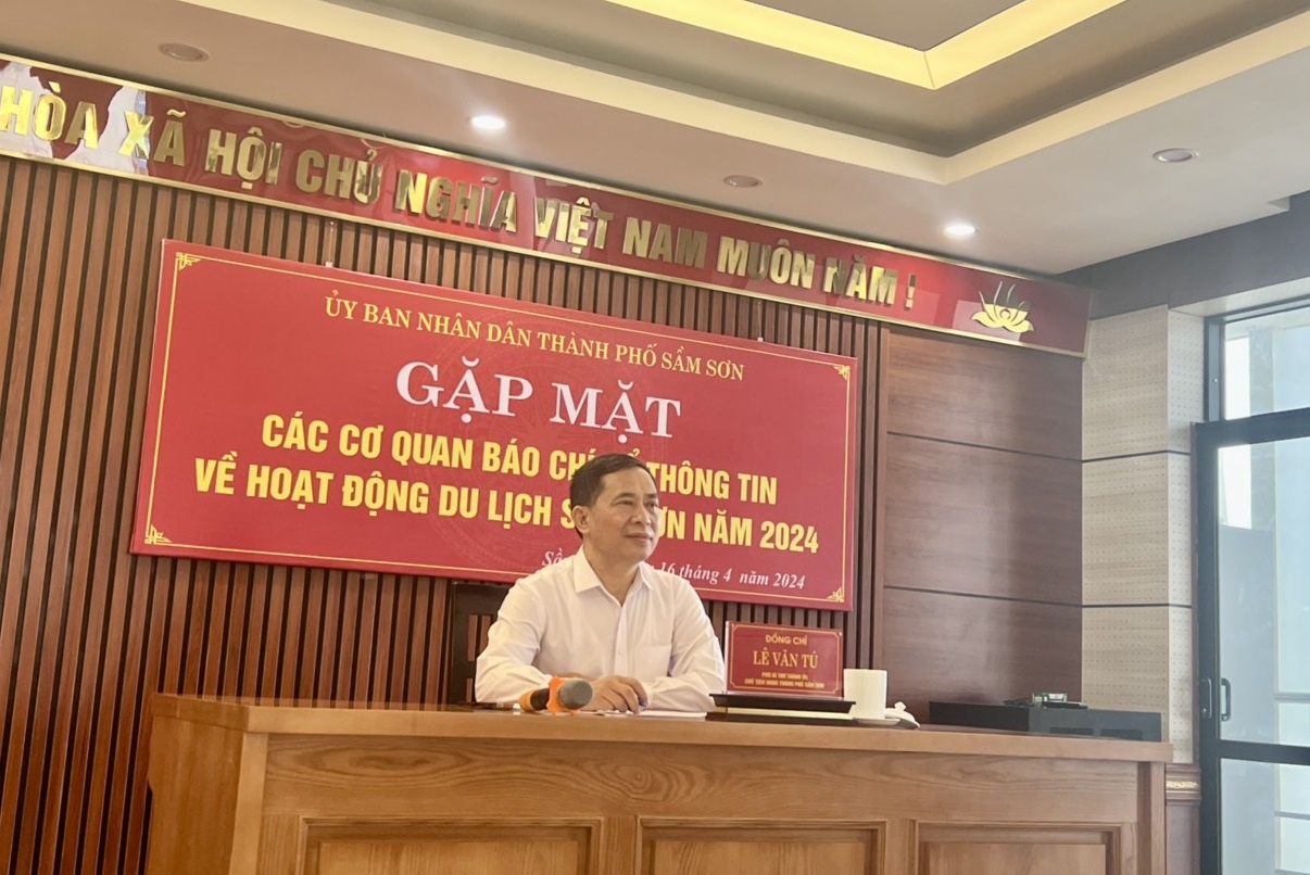 Ông Lê Văn Tú, Chủ tịch UBND TP Sầm Sơn thông tin tổ chức khai mạc Lễ hội du lịch biển 2024 và khánh thành Quảng trường biển, trục cảnh quan lễ hội Sầm Sơn