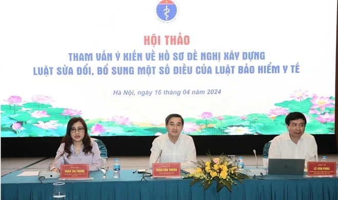 Các đại biểu chủ trì Hội thảo tham vấn ý kiến về hồ sơ đề nghị xây dựng Luật sửa đổi, bổ sung một số điều của Luật bảo hiểm y tế. (Ảnh: Vietnam+)
