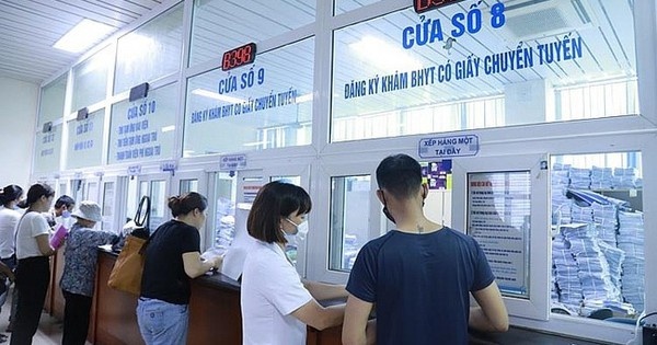 Người dân làm thủ tục khám chữa bệnh bảo hiểm y tế