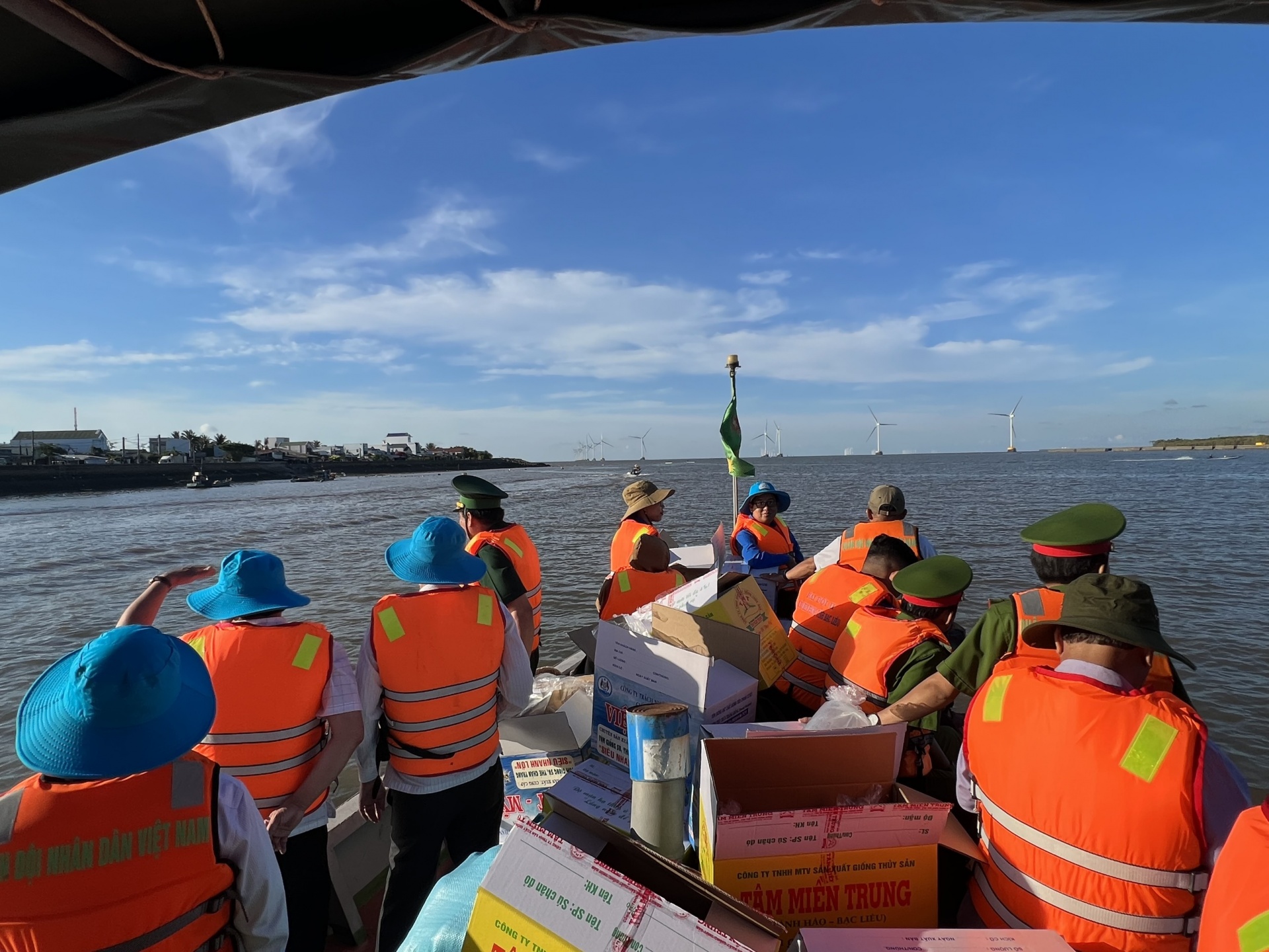 Thả tôm giống xuống biển nhằm tái tạo nguồn lợi thủy sản ở Bạc Liêu