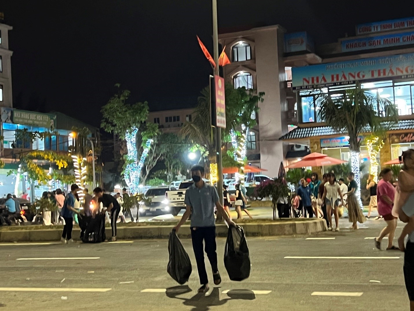 Người dân nán lại thu gom rác sau lễ hội Người dân nán lại thu gom rác sau lễ hội