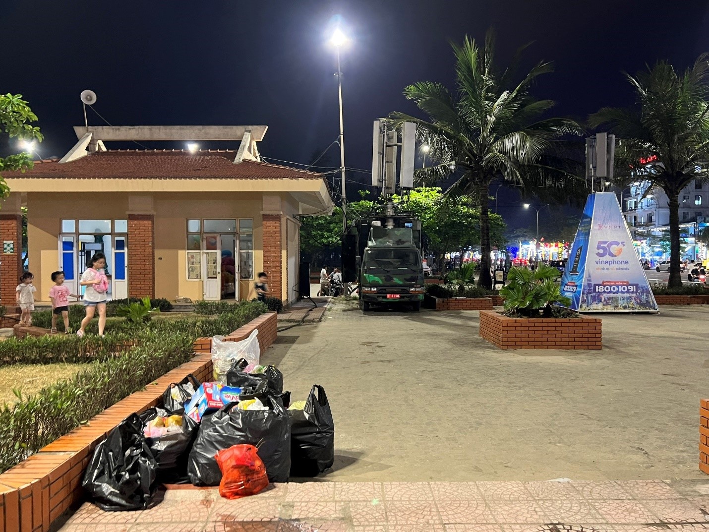 Những túi rác đã được thu gom, trả lại môi trường sạch đẹp sau lễ hội. Những túi rác đã được thu gom, trả lại môi trường sạch đẹp sau lễ hội.