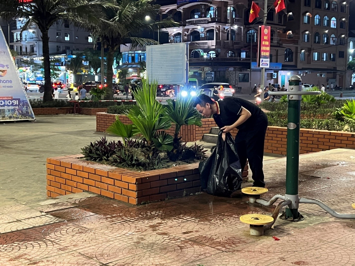 Một thanh niên đang gom rác Một thanh niên đang gom rác