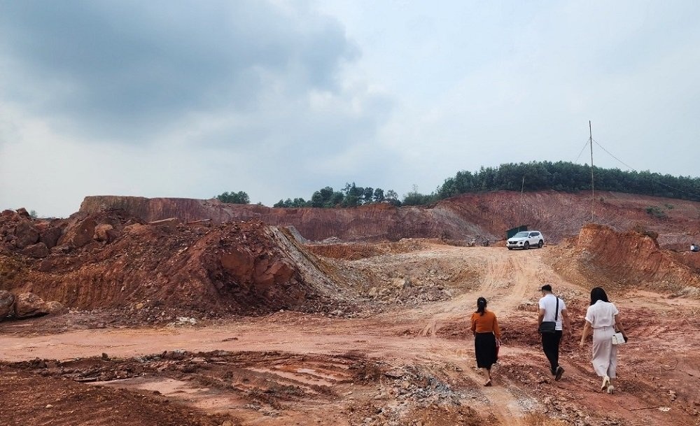 Phóng viên Sức khỏe và Môi trường (đi giữa) cùng UBND xã Thành Tân kiểm tra hoạt động khai thác đất của Công ty TNHH Nguyên Phú