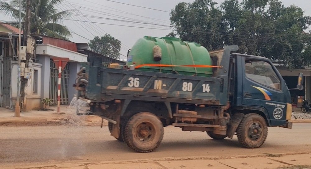 Thực hiện tưới nước để giảm thiểu bụi trên các cung đường vận chuyển khoáng sản