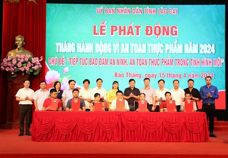 Các hộ kinh doanh thực phẩm ký cam kết tại buổi lễ Các hộ kinh doanh thực phẩm ký cam kết tại buổi lễ