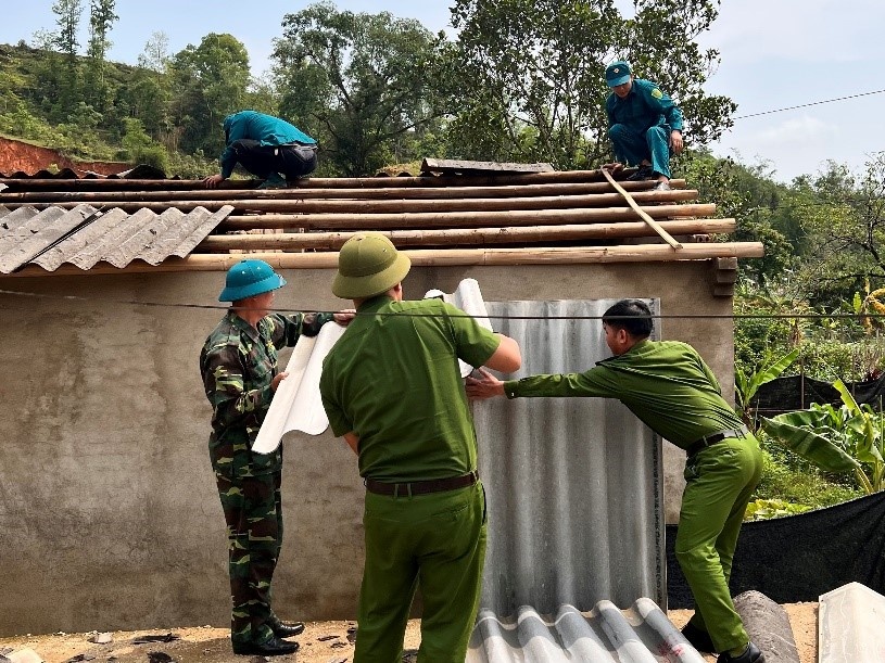 Công an tỉnh Cao Bằng giúp nhân dân khắc phục hậu quả sau dông lốc