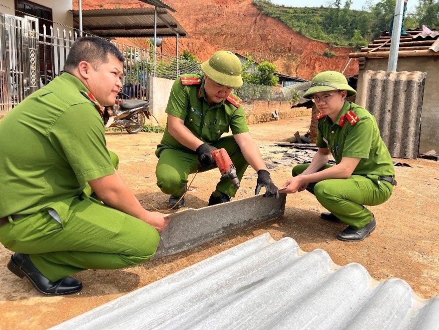 Công an tỉnh Cao Bằng giúp nhân dân khắc phục hậu quả sau dông lốc