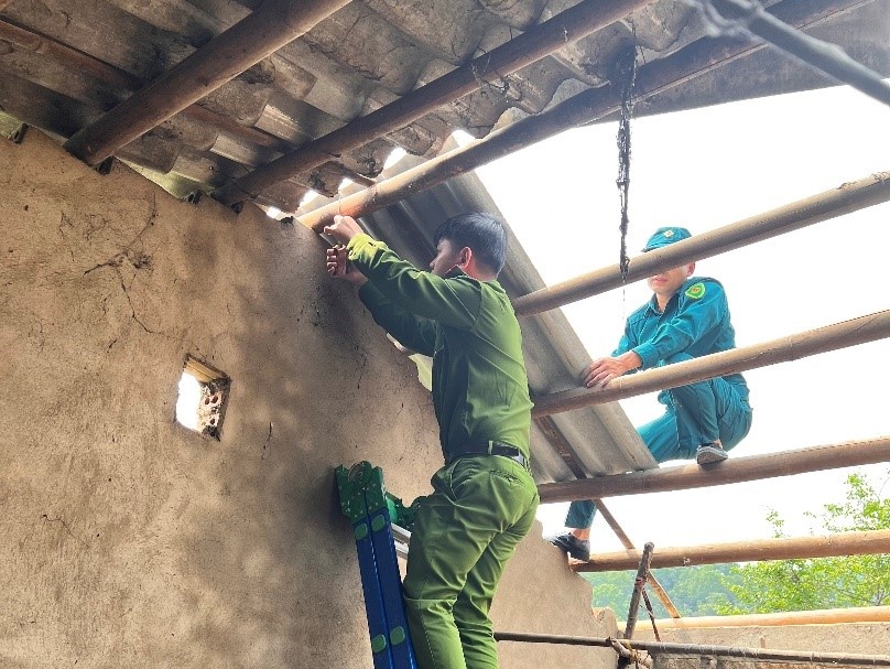 Công an tỉnh Cao Bằng giúp nhân dân khắc phục hậu quả sau dông lốc