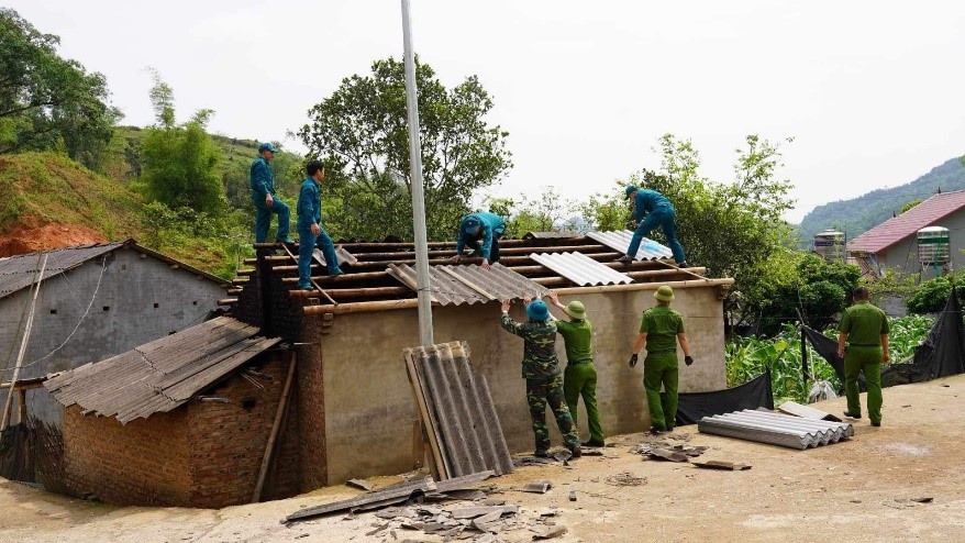 Công an tỉnh Cao Bằng giúp nhân dân khắc phục hậu quả sau dông lốc