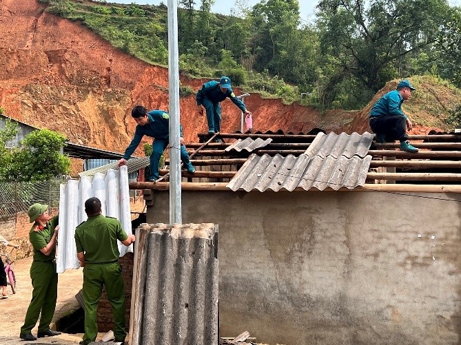 Công an tỉnh Cao Bằng giúp nhân dân khắc phục hậu quả sau dông lốc