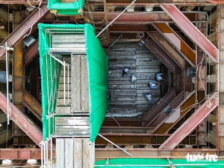 Cận ảnh một giếng khoan và đoạn ống ngầm ở giữa tuyến với đường kính 1.800mm