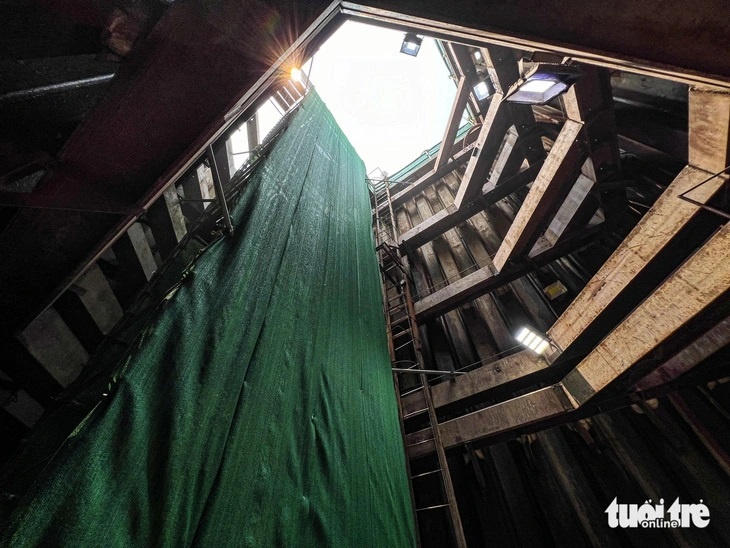 Hệ thống cống ngầm nằm ở độ sâu 6-19m bên dưới dòng chảy của sông Tô Lịch. Dự án thi công bằng công nghệ khoan kích ngầm. Nhà thầu sử dụng hệ thống cọc cừ bằng thép để ngăn chặn đất cát chảy xuống cũng như tạo đường để vận chuyển thiết bị 