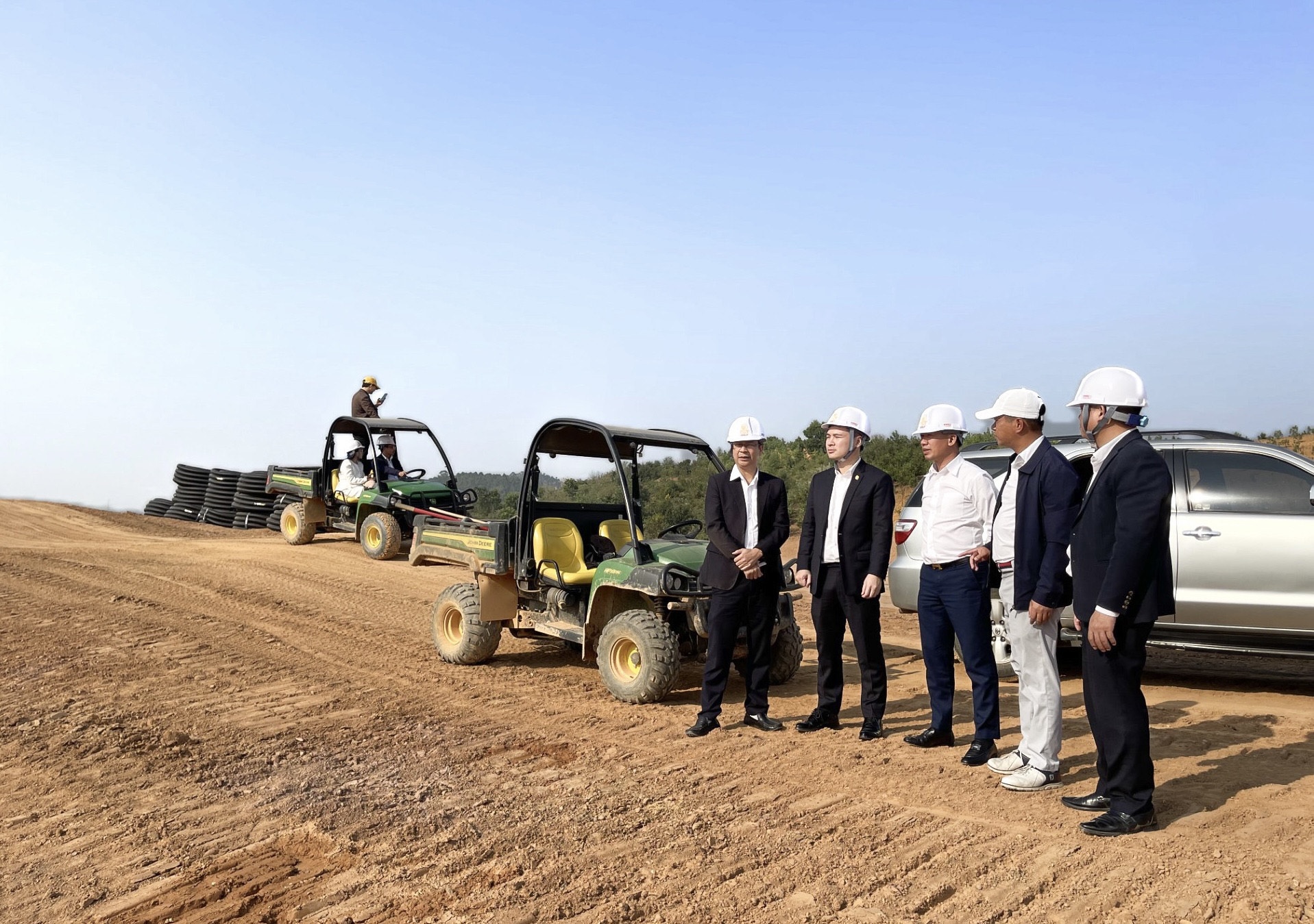 Ông Đỗ Vinh Quang, Phó Chủ tịch HĐQT kiêm Phó Tổng Giám đốc T&T Group (thứ hai từ trái qua) khảo sát công trường xây dựng sân golf Văn Lang Empire tại Tam Nông - Phú Thọ nhân dịp khánh thành Học viện T&T Golf Academy. Ông Đỗ Vinh Quang, Phó Chủ tịch HĐQT kiêm Phó Tổng Giám đốc T&T Group (thứ hai từ trái qua) khảo sát công trường xây dựng sân golf Văn Lang Empire tại Tam Nông - Phú Thọ nhân dịp khánh thành Học viện T&T Golf Academy.