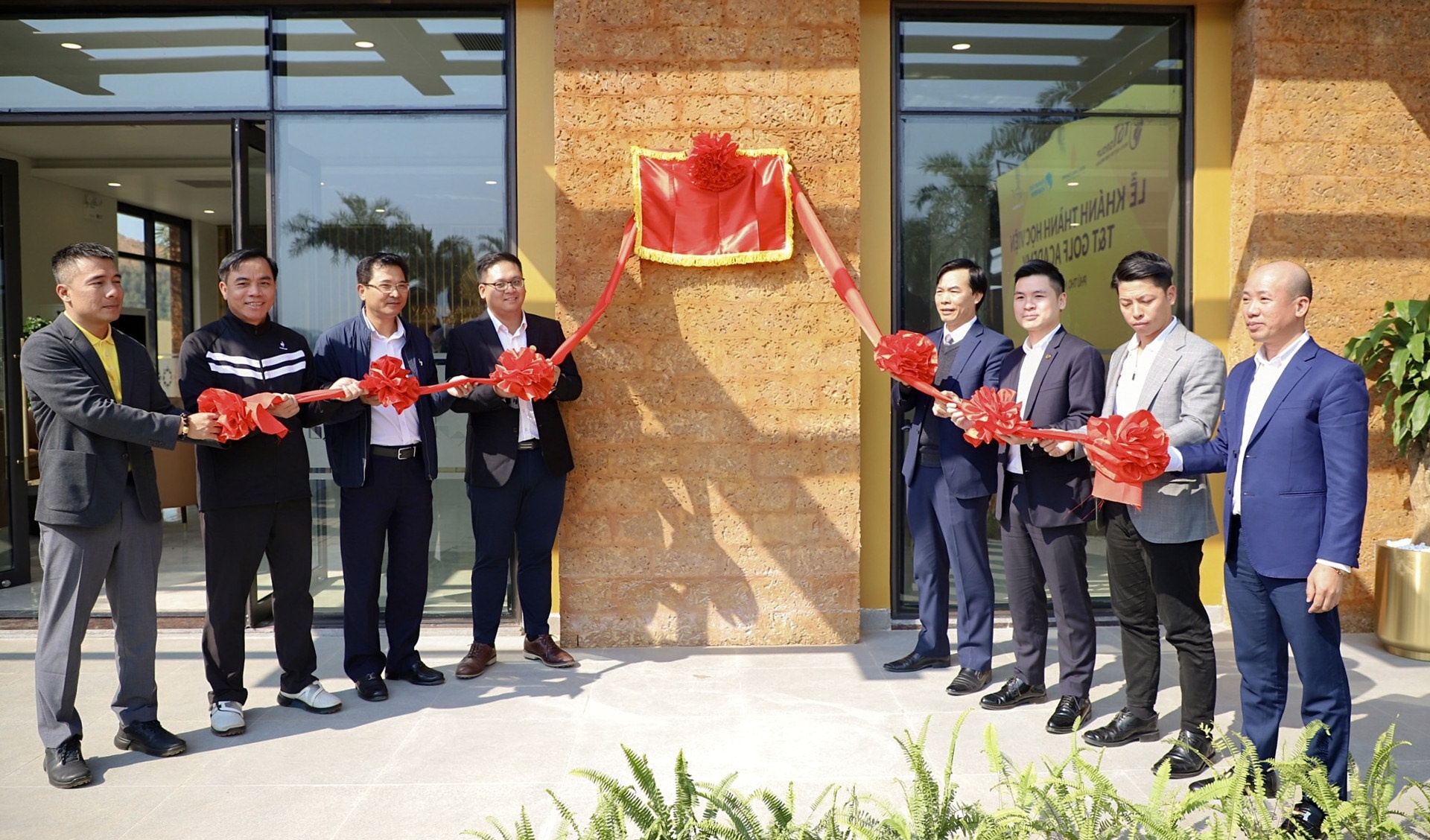 Các đại biểu thực hiện nghi lễ khánh thành Học viện T&T Golf Academy, thuộc sân golf Văn Lang Empire Golf Club. Các đại biểu thực hiện nghi lễ khánh thành Học viện T&T Golf Academy, thuộc sân golf Văn Lang Empire Golf Club.