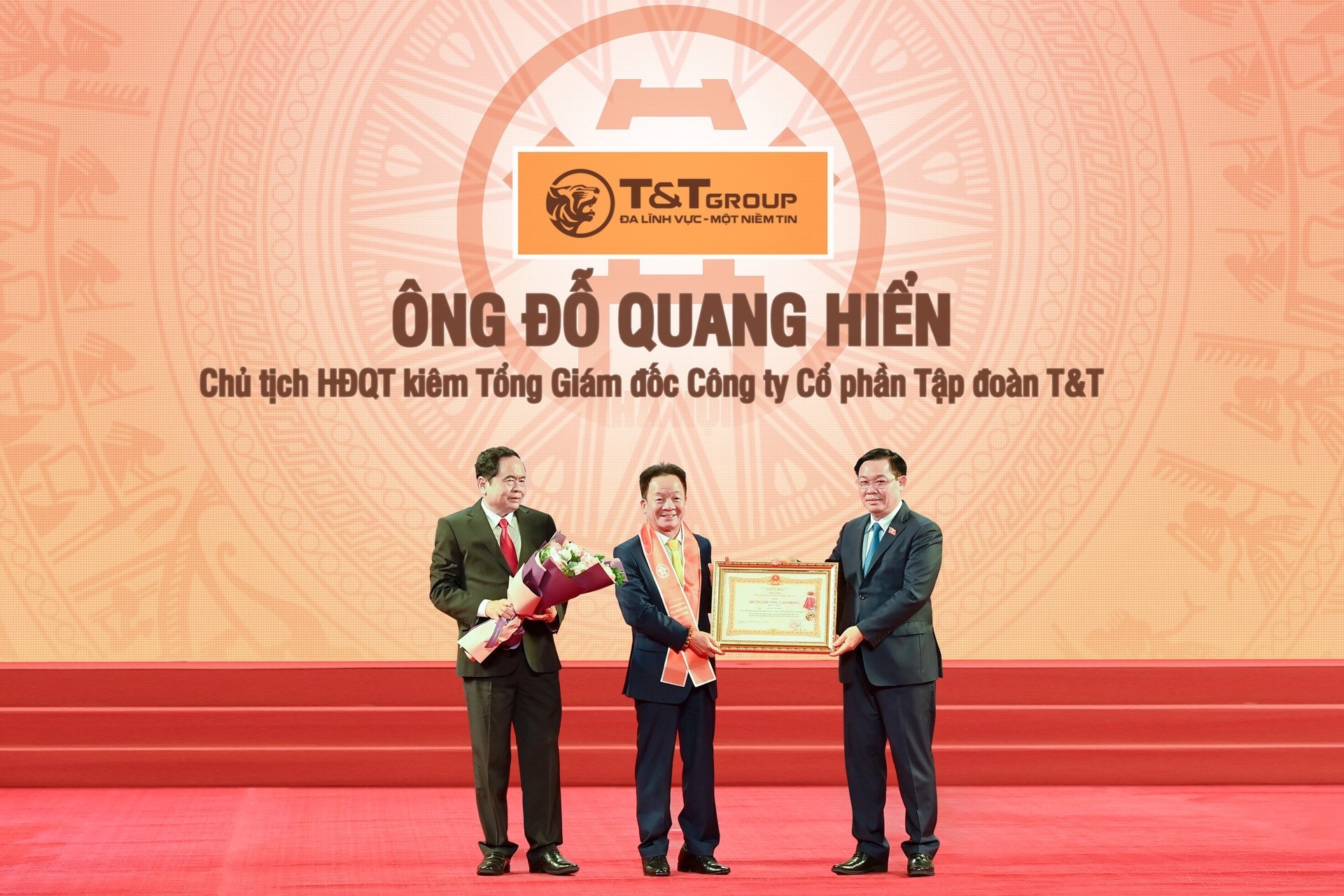 Ông Đỗ Quang Hiển, Nhà sáng lập, Chủ tịch Ủy ban Chiến lược Tập đoàn T&T Group vinh dự là một trong số ít doanh nhân trong lĩnh vực kinh tế tư nhân được trao tặng Huân chương Lao động hạng Nhất, Nhì, Ba. Ông Đỗ Quang Hiển, Nhà sáng lập, Chủ tịch Ủy ban Chiến lược Tập đoàn T&T Group vinh dự là một trong số ít doanh nhân trong lĩnh vực kinh tế tư nhân được trao tặng Huân chương Lao động hạng Nhất, Nhì, Ba.