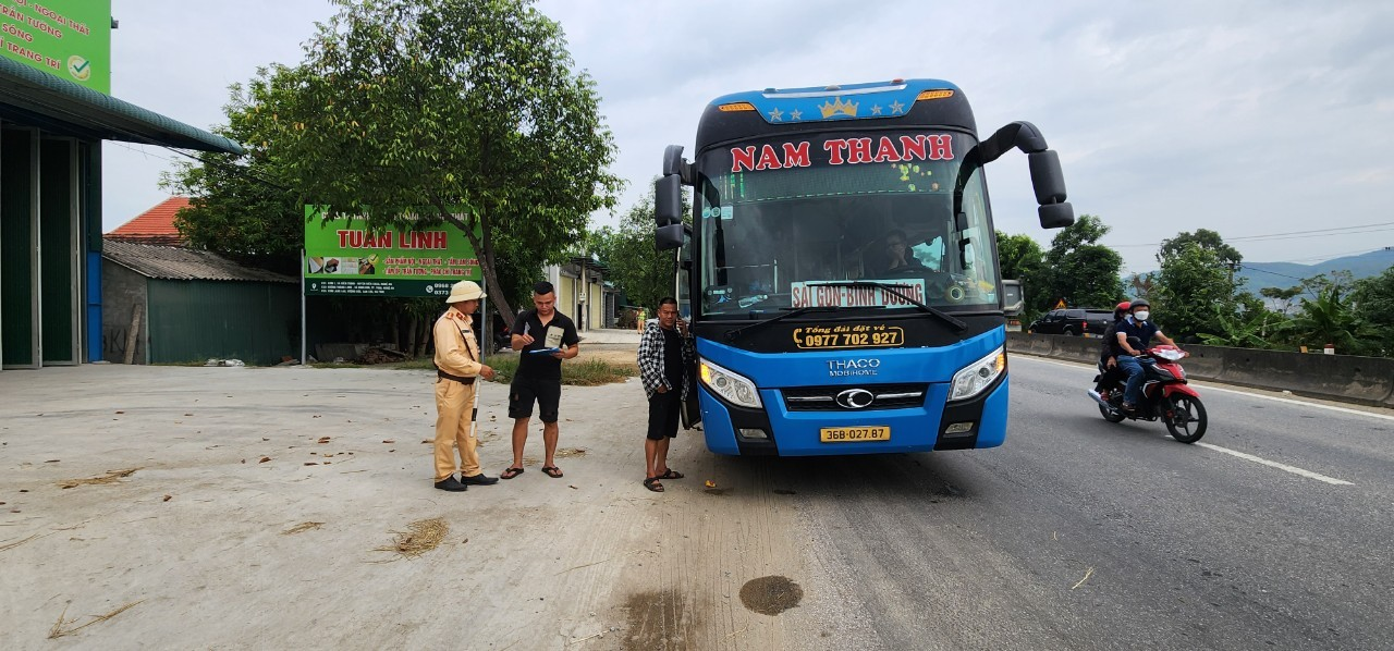 Phòng CSGT Công an Hà Tĩnh tăng cường kiểm tra điều kiện vận tải đối với xe khách trong dịp nghỉ lễ.