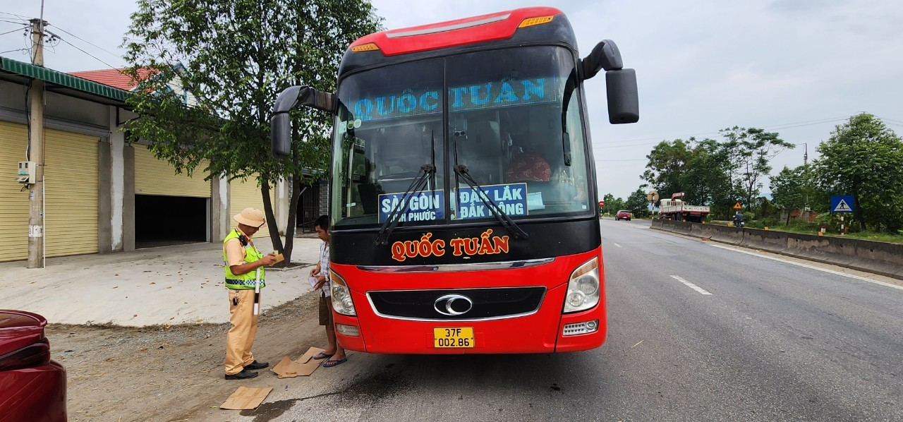 Lực lượng CSGT kiểm tra phương tiện xe tuyến cố định đưa đón hành khách.