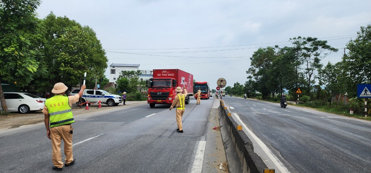 Lực lượngi CSGT dừng kiểm tra các  phương tiện xe  lưu thông qua QL 1A