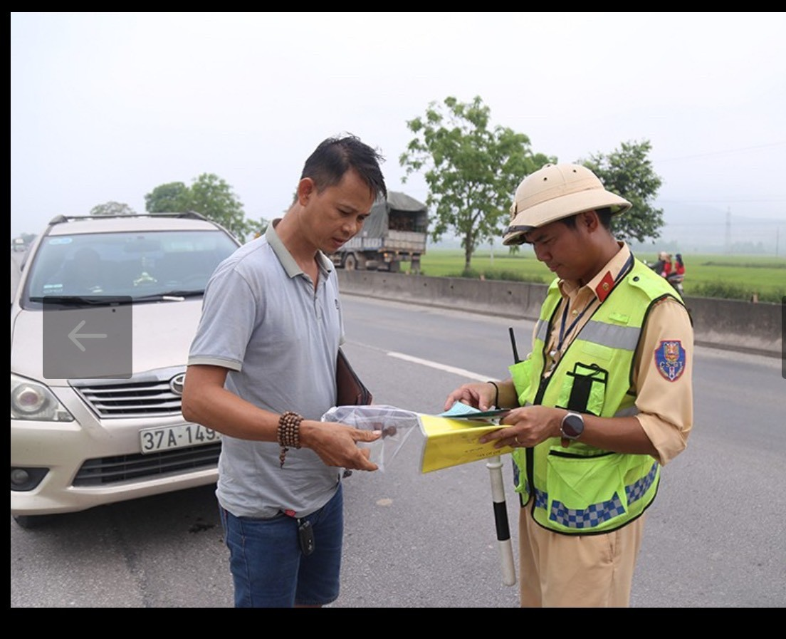 người tham gia giao thông cần nâng cao ý thức chấp hành pháp luật về ATGT, nhất là trong dịp nghỉ lễ 30/4 và 1/5.