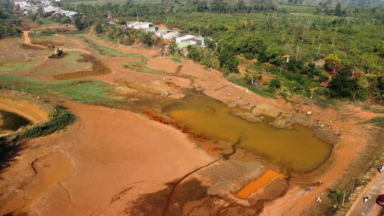 Hệ thống hồ đập ở Đắk Mil, Đắk Nông đang trơ đáy do cạn kiệt nguồn nước. Hệ thống hồ đập ở Đắk Mil, Đắk Nông đang trơ đáy do cạn kiệt nguồn nước.