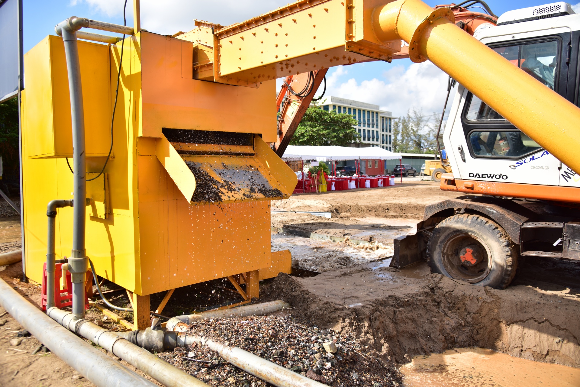 Cần Thơ: Vận hành thiết bị tuyển rửa cát biển