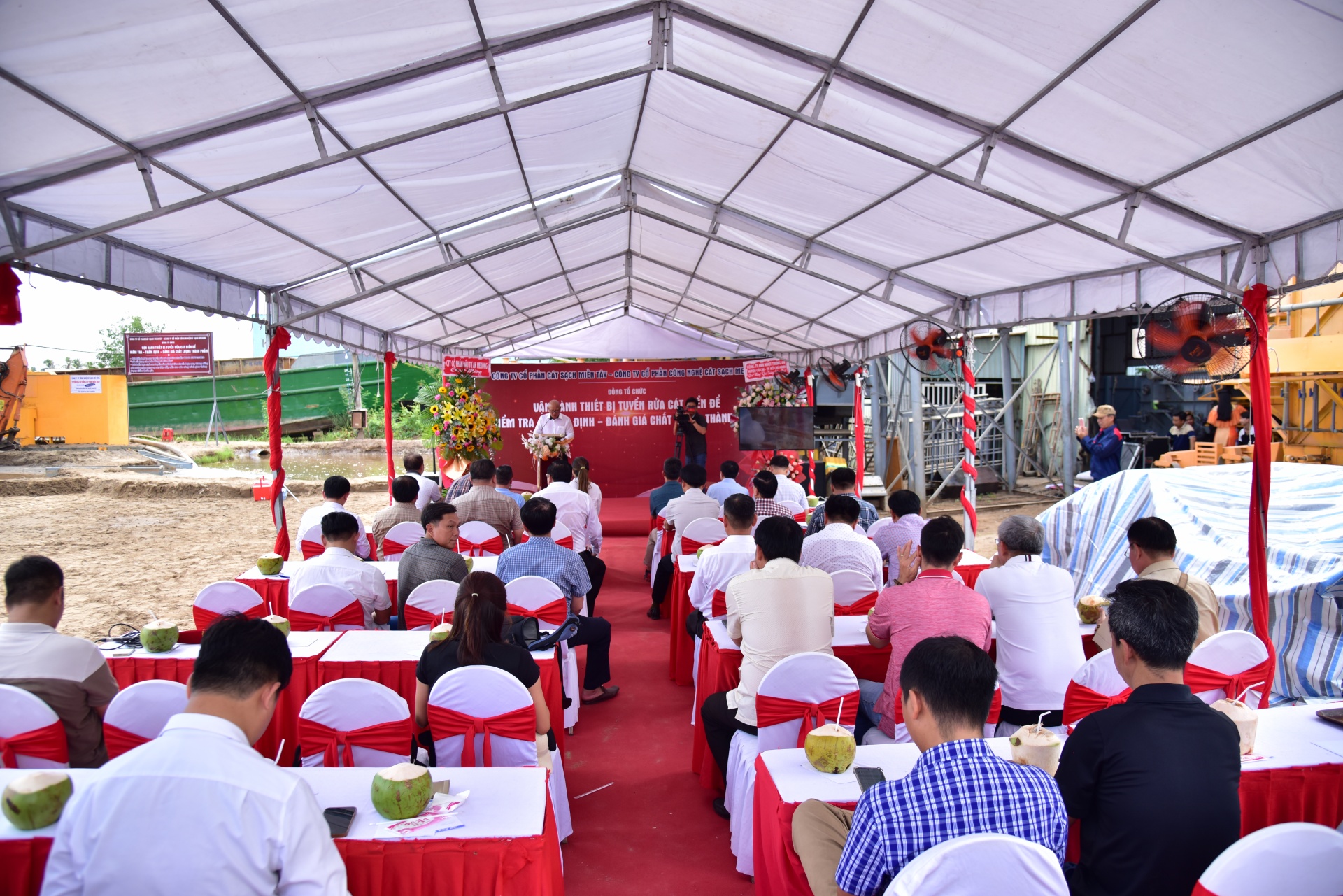 Cần Thơ: Vận hành thiết bị tuyển rửa cát biển