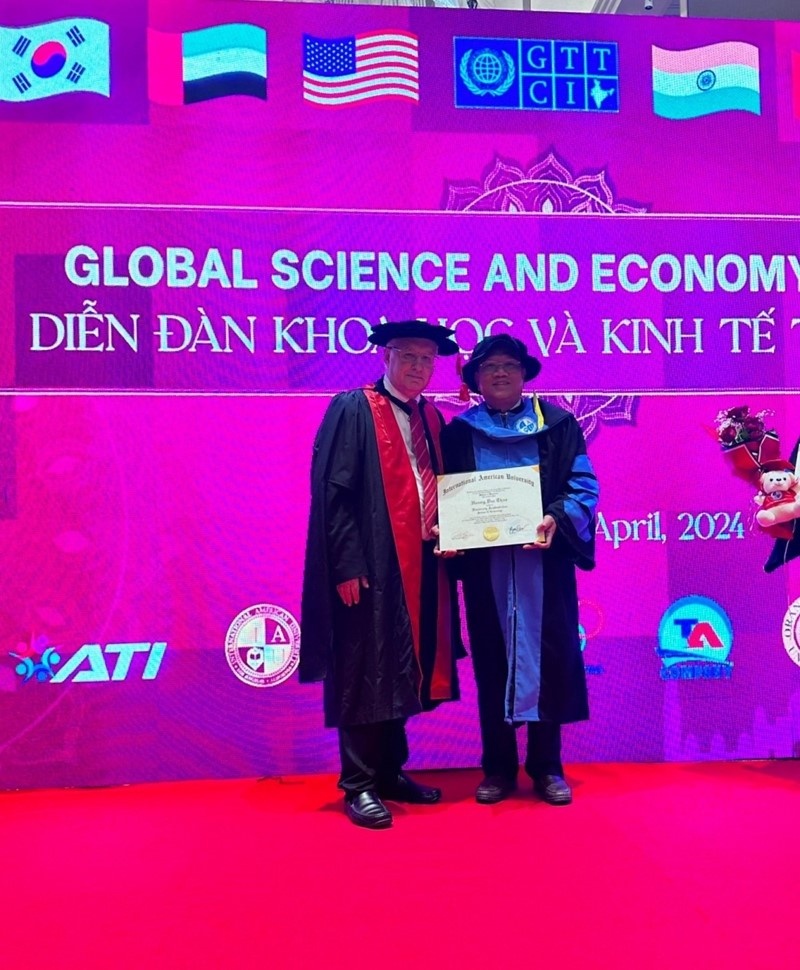 GS.TS Ian Mackechnie - Phó Hiệu trưởng Phụ trách đối ngoại- Trường Đại học Quốc tế Hoa Kỳ trao Viện sỹ danh dự cho ông Hoàng Đức Thảo. Ảnh: TL GS.TS Ian Mackechnie - Phó Hiệu trưởng Phụ trách đối ngoại- Trường Đại học Quốc tế Hoa Kỳ trao Viện sỹ danh dự cho ông Hoàng Đức Thảo. Ảnh: TL