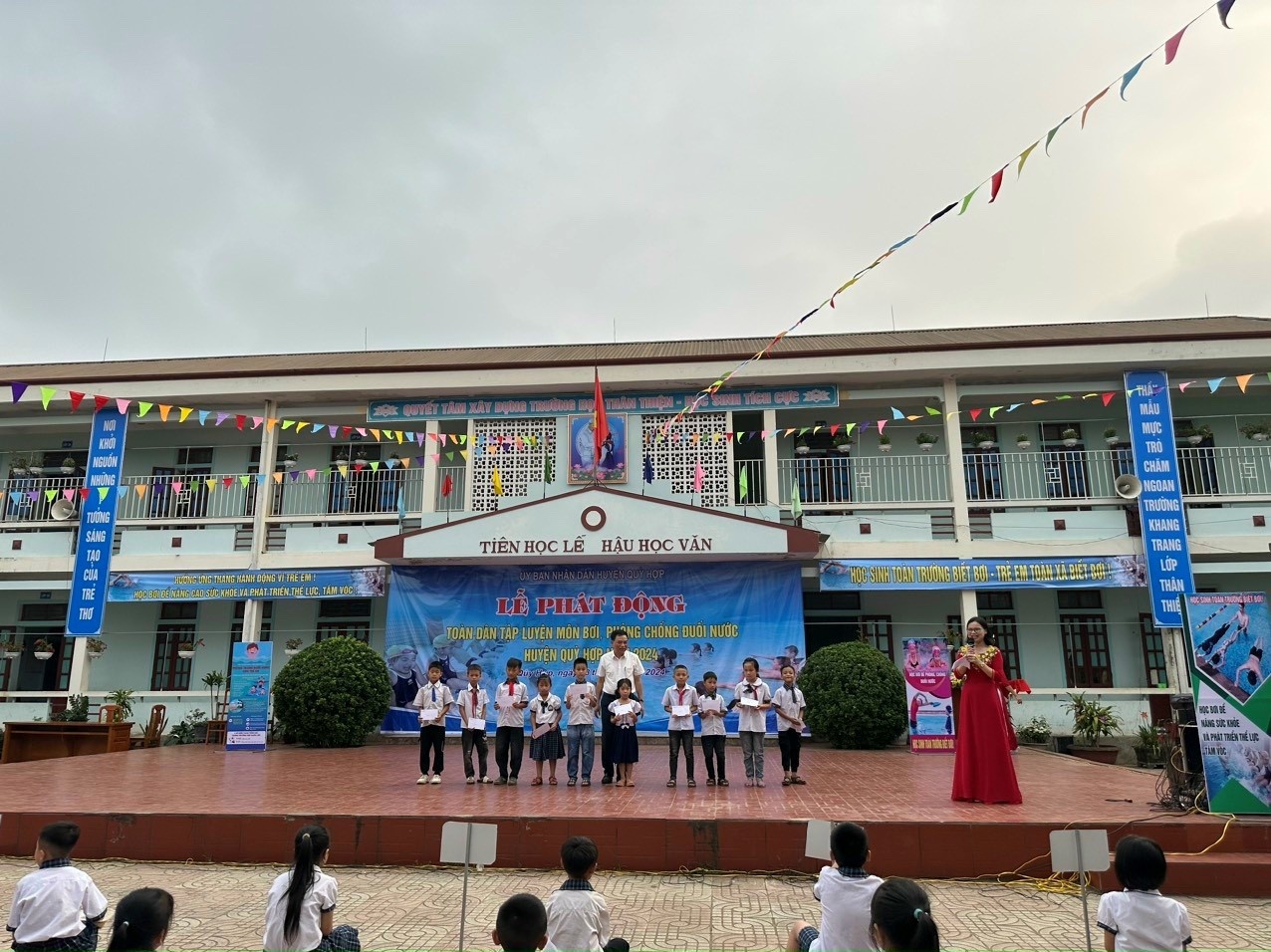 Trao qua cho 10 em học sinh có hoàn cảnh khó khăn