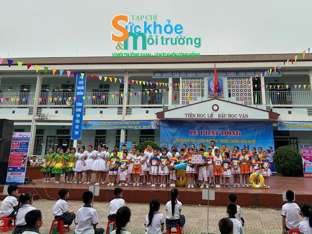 Các em học sinh tham các tiết mục văn nghệ tại buổi lễ