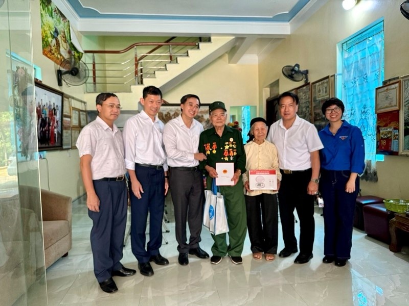 Đoàn công tác Bộ Y tế và Hội Thầy thuốc trẻ Việt Nam tặng quà cho cựu chiến binh  Điện Biên Phủ.