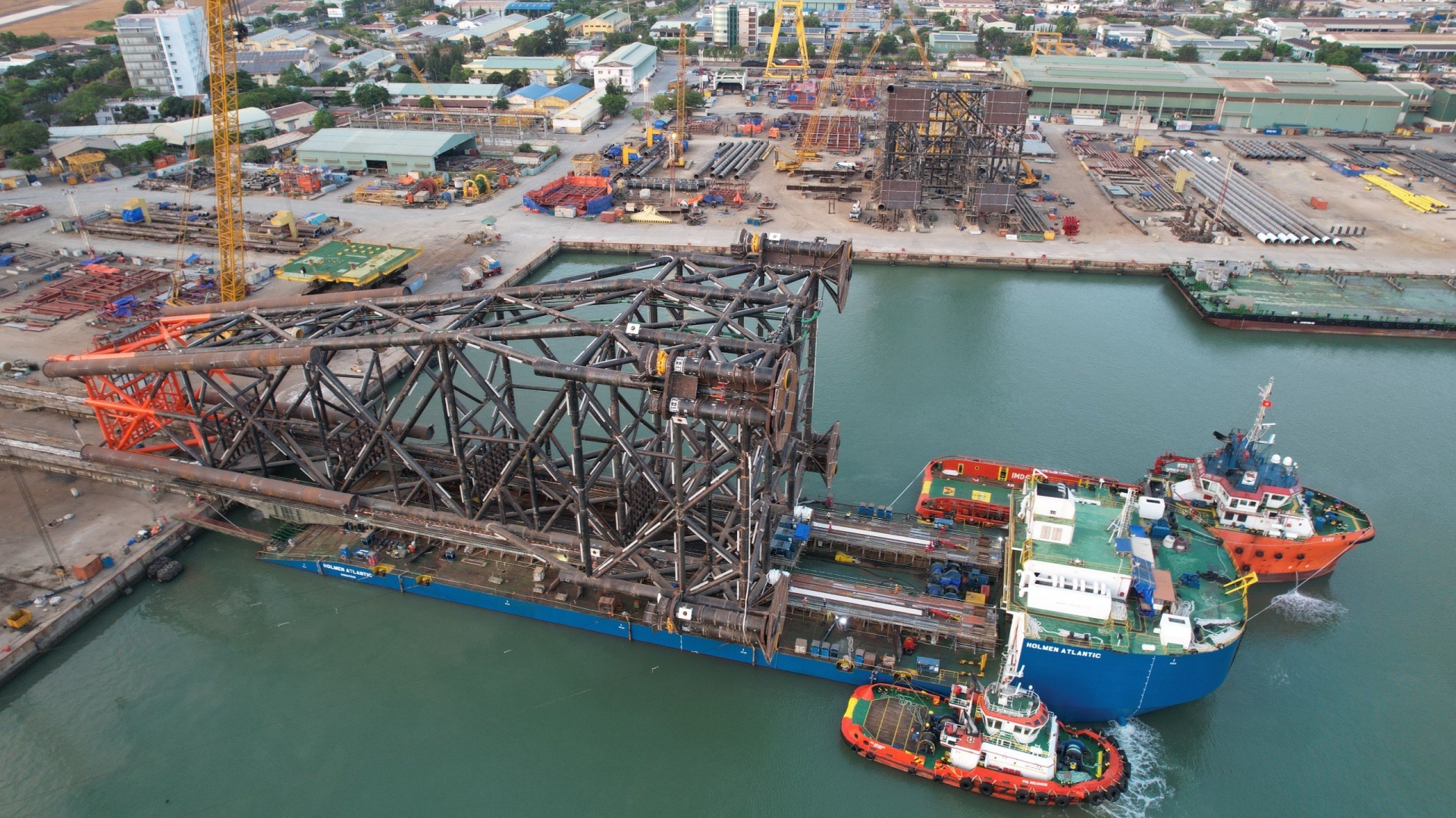 Khởi công thi công biển và ghi nhận 2,3 triệu giờ an toàn Dự án phát triển mỏ Đại Hùng pha 3 Khởi công thi công biển và ghi nhận 2,3 triệu giờ an toàn Dự án phát triển mỏ Đại Hùng pha 3