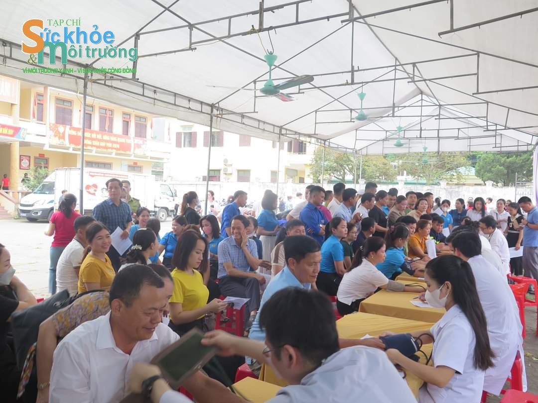 Công tác tổ chức được thực hiện tốt, người tham gia hiến máu được kiểm tra sức khẻ trước khi vào hiến máu