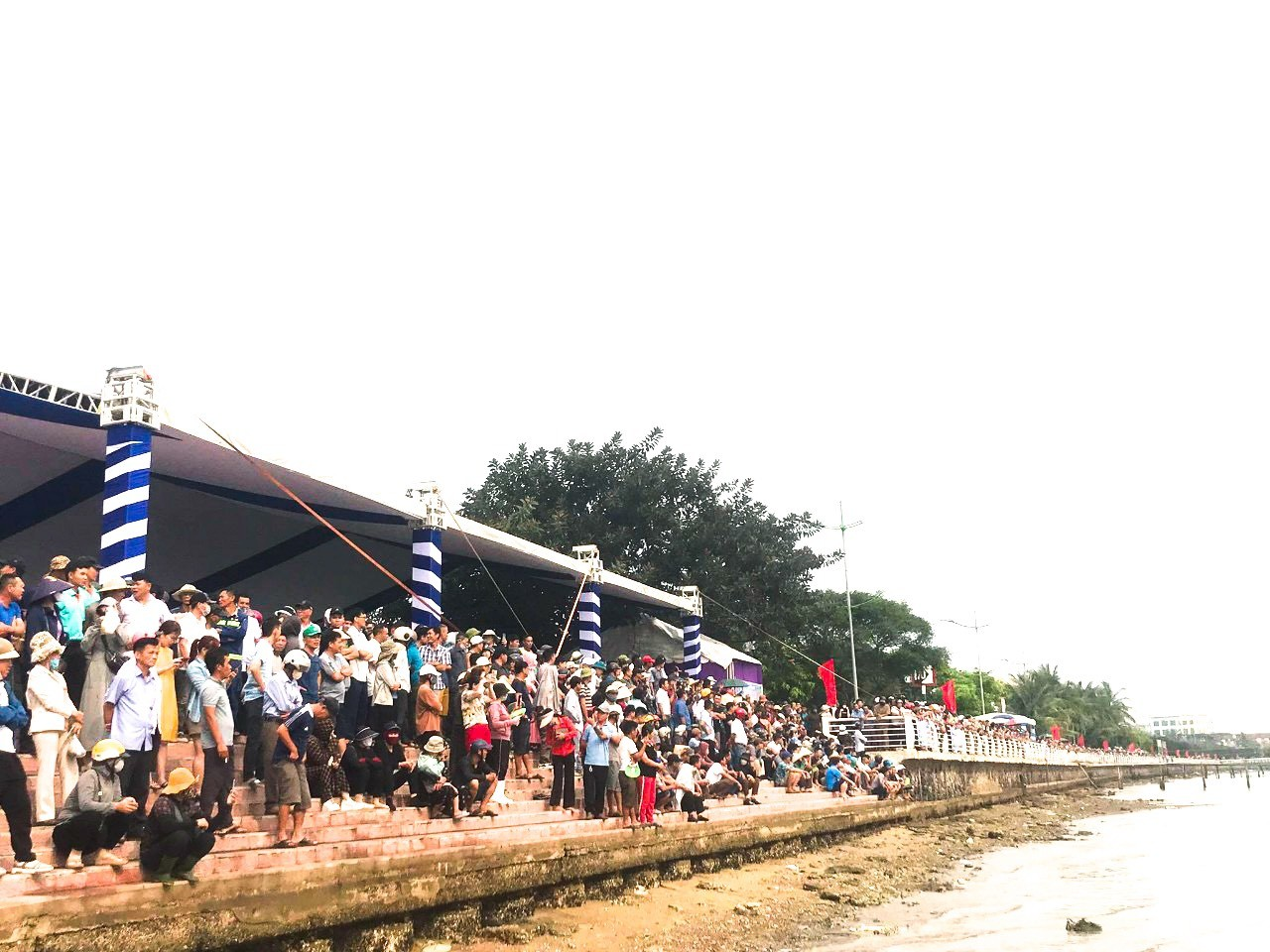 Bà con và nhân dân địa phương theo dõi và cổ vũ các đội dự thi