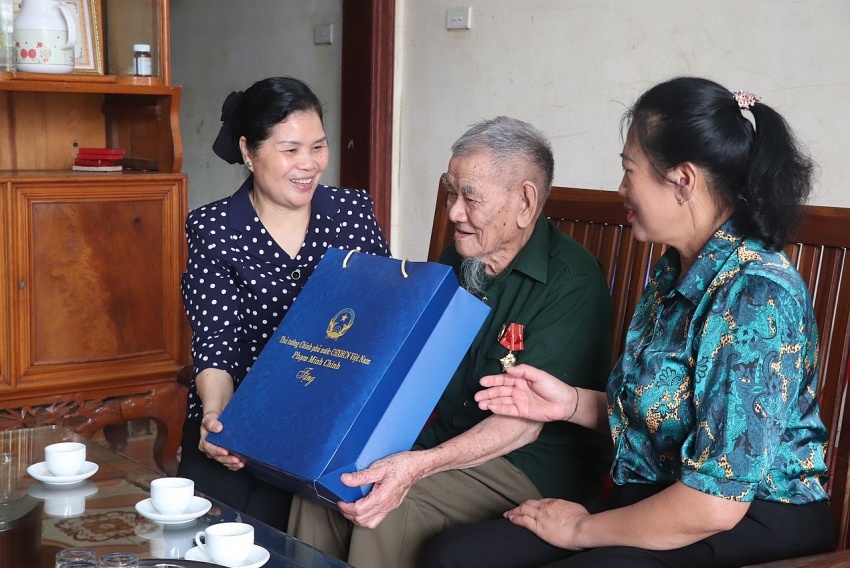 Lai Châu: Bí thư Tỉnh ủy thăm hỏi, tặng quà các chiến sĩ Điện Biên trực tiếp tham gia chiến dịch Điện Biên Phủ Lai Châu: Bí thư Tỉnh ủy thăm hỏi, tặng quà các chiến sĩ Điện Biên trực tiếp tham gia chiến dịch Điện Biên Phủ