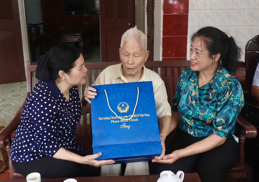 Lai Châu: Bí thư Tỉnh ủy thăm hỏi, tặng quà các chiến sĩ Điện Biên trực tiếp tham gia chiến dịch Điện Biên Phủ Lai Châu: Bí thư Tỉnh ủy thăm hỏi, tặng quà các chiến sĩ Điện Biên trực tiếp tham gia chiến dịch Điện Biên Phủ