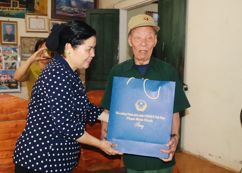 Lai Châu: Bí thư Tỉnh ủy thăm hỏi, tặng quà các chiến sĩ Điện Biên trực tiếp tham gia chiến dịch Điện Biên Phủ Lai Châu: Bí thư Tỉnh ủy thăm hỏi, tặng quà các chiến sĩ Điện Biên trực tiếp tham gia chiến dịch Điện Biên Phủ